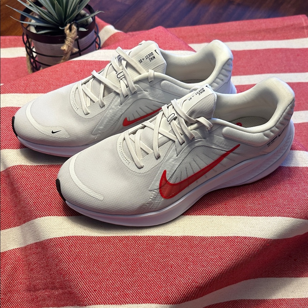 Nike Men’s Quest 5 Platinum Tint Light Crimson Size 8.5